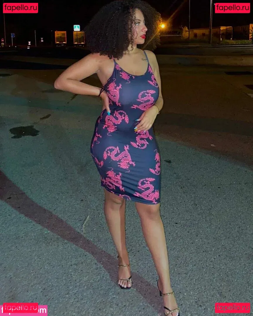 Ines Curly Onlyfans Photo Gallery 