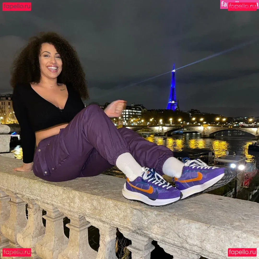 Ines Curly Onlyfans Photo Gallery 