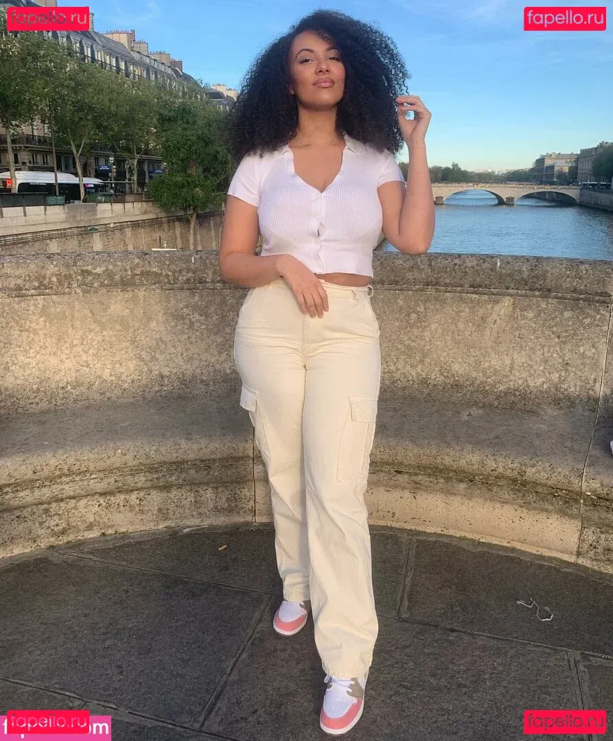 Ines Curly Onlyfans Photo Gallery 