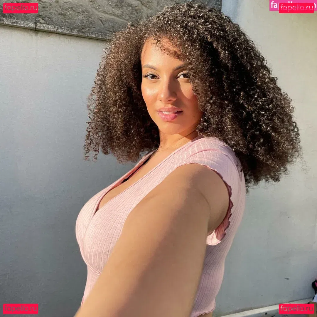 Ines Curly Onlyfans Photo Gallery 