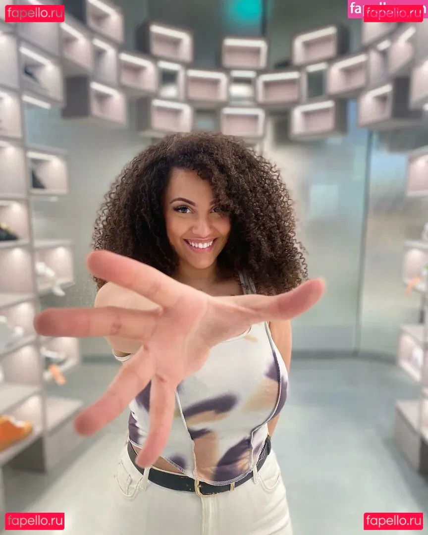 Ines Curly Onlyfans Photo Gallery 