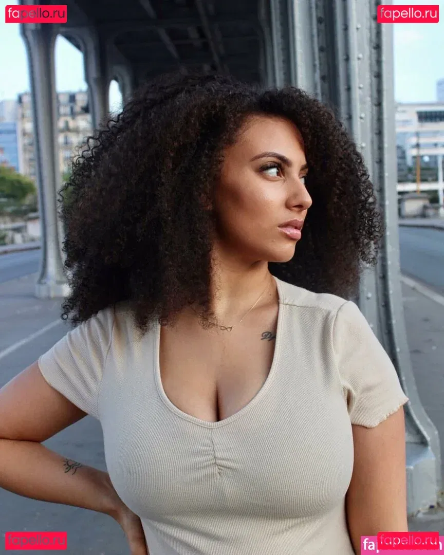 Ines Curly Onlyfans Photo Gallery 