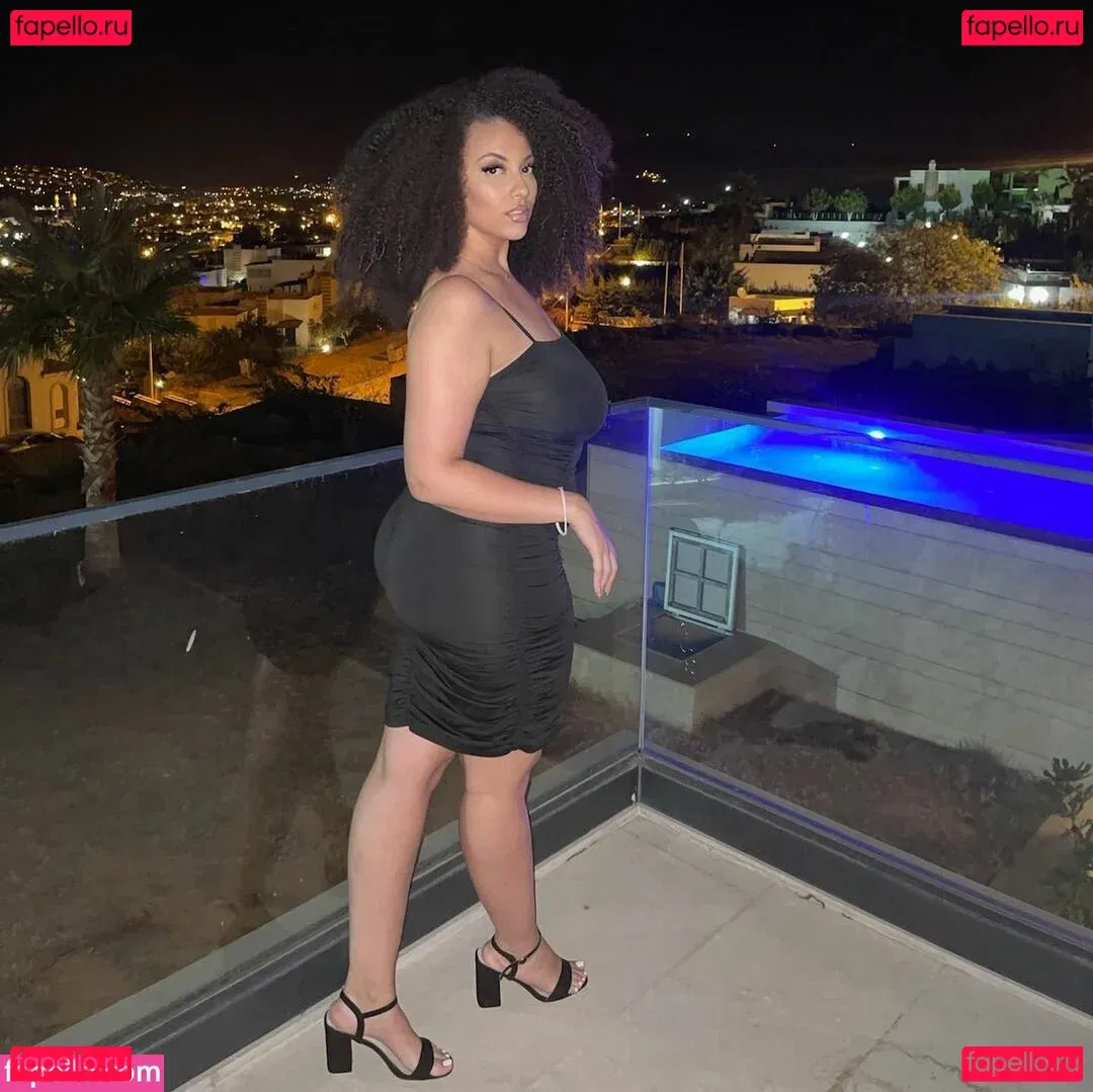 Ines Curly Onlyfans Photo Gallery 