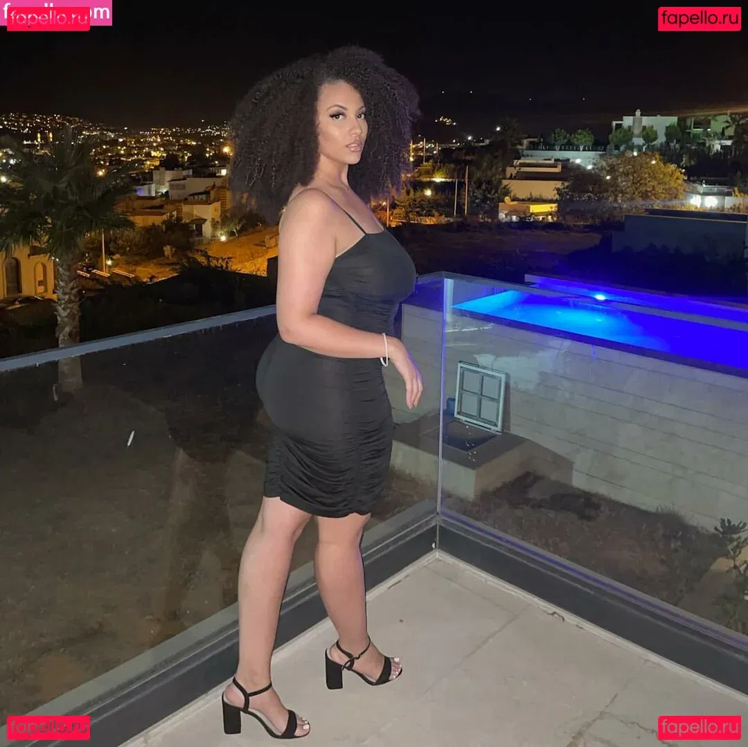 Ines Curly Onlyfans Photo Gallery 