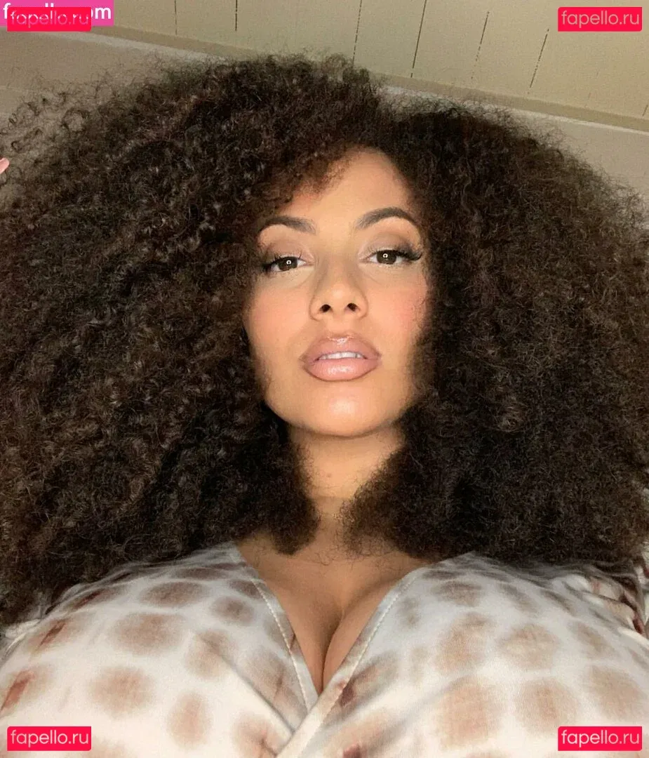 Ines Curly Onlyfans Photo Gallery 
