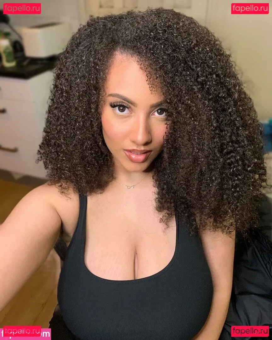 Ines Curly Onlyfans Photo Gallery 