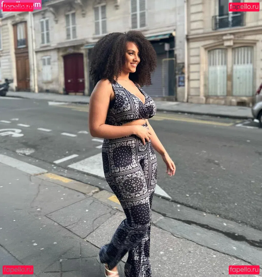 Ines Curly Onlyfans Photo Gallery 