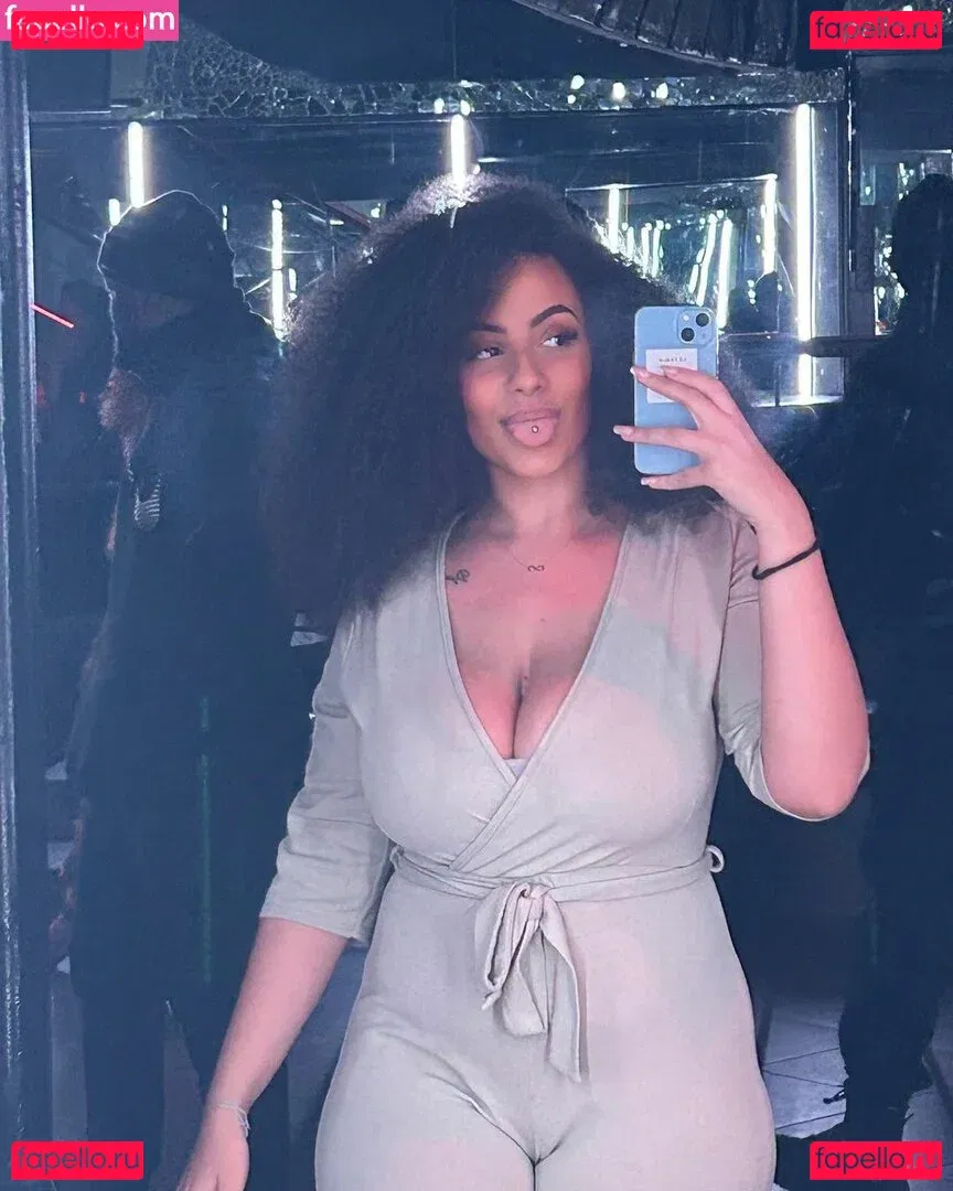 Ines Curly Onlyfans Photo Gallery 