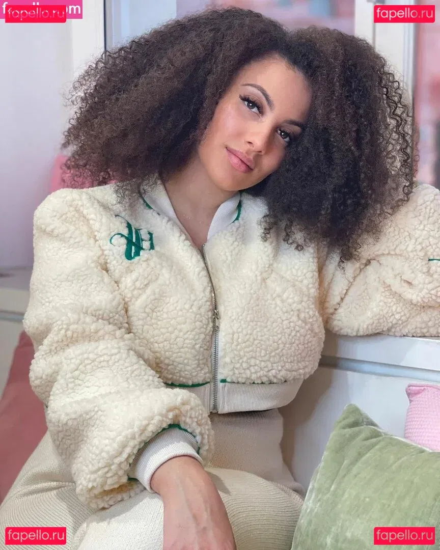 Ines Curly Onlyfans Photo Gallery 