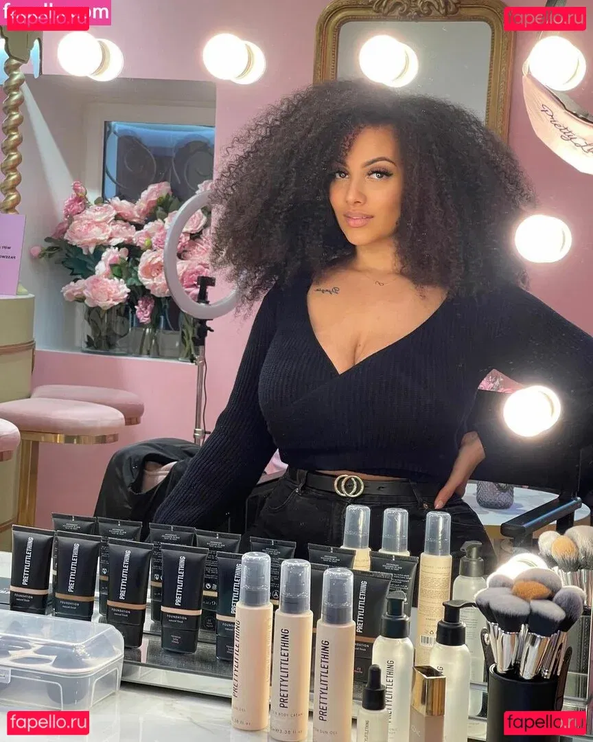 Ines Curly Onlyfans Photo Gallery 