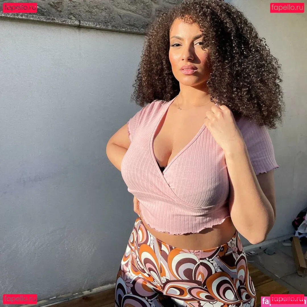 Ines Curly Onlyfans Photo Gallery 