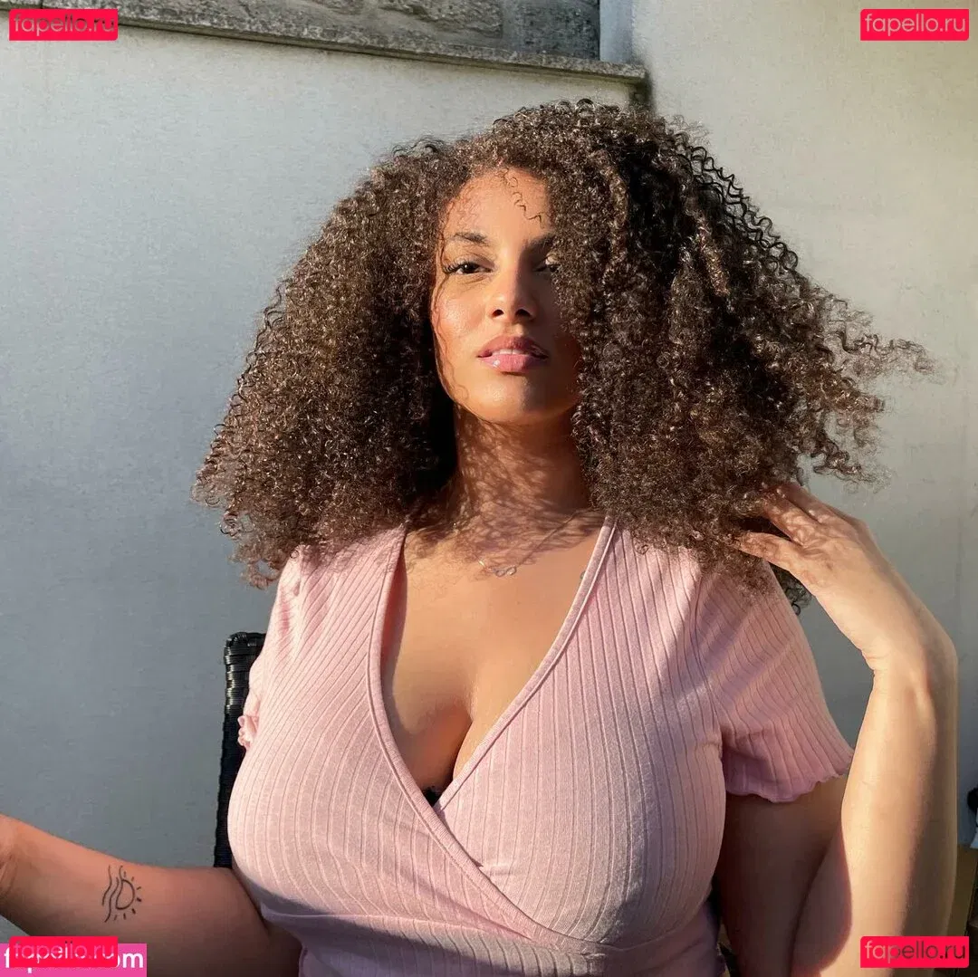 Ines Curly Onlyfans Photo Gallery 