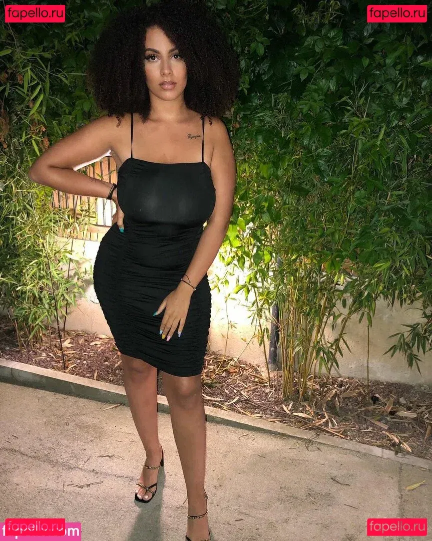 Ines Curly Onlyfans Photo Gallery 