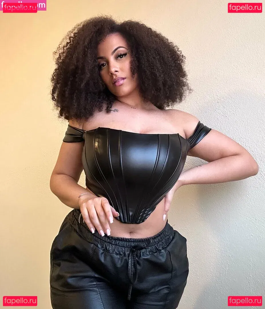 Ines Curly Onlyfans Photo Gallery 