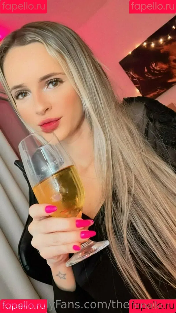 theninakim Onlyfans Photo Gallery 