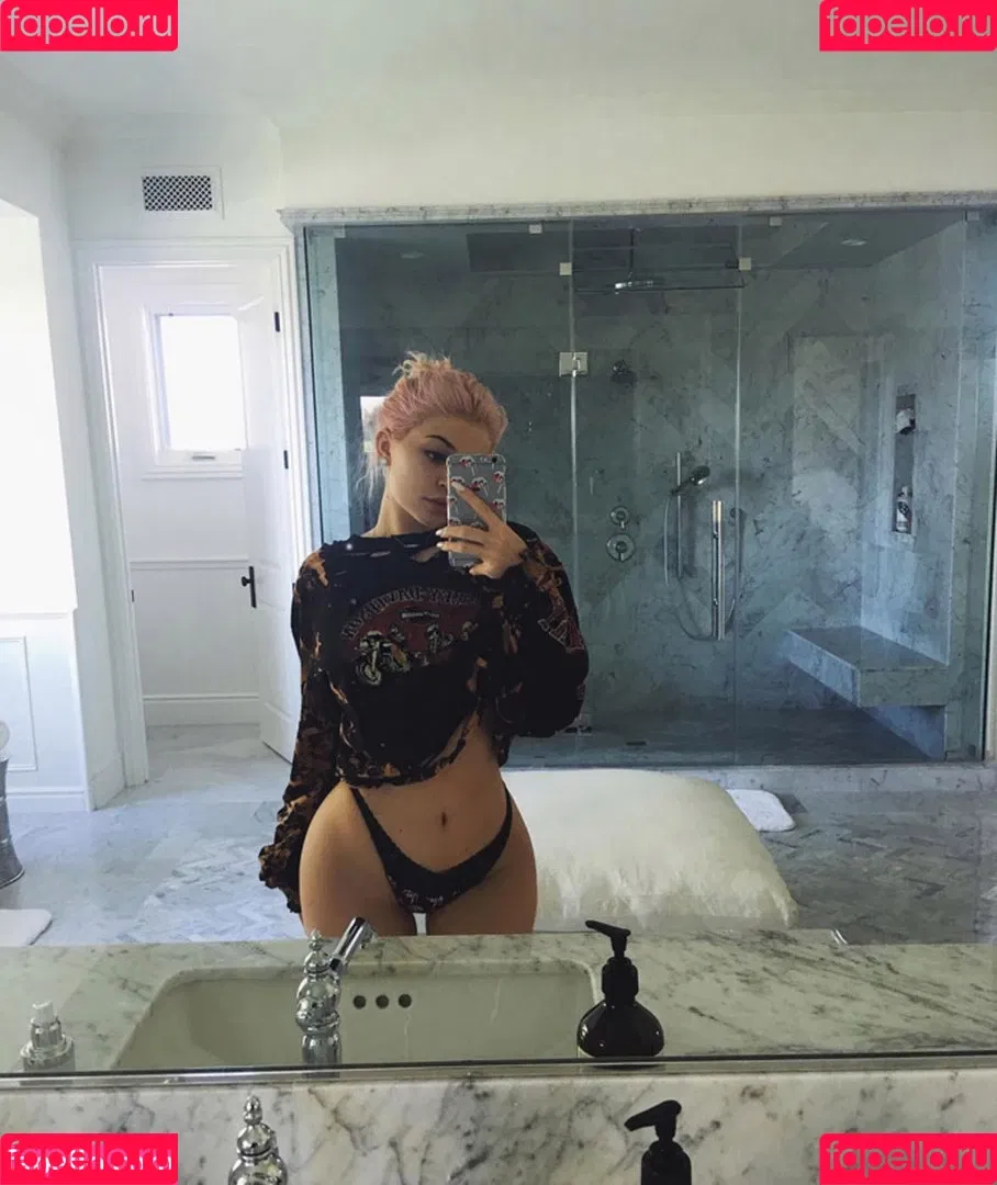 Kylie Jenner Onlyfans Photo Gallery 