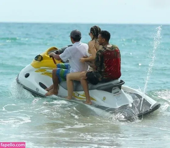 Kylie Jenner Onlyfans Photo Gallery 