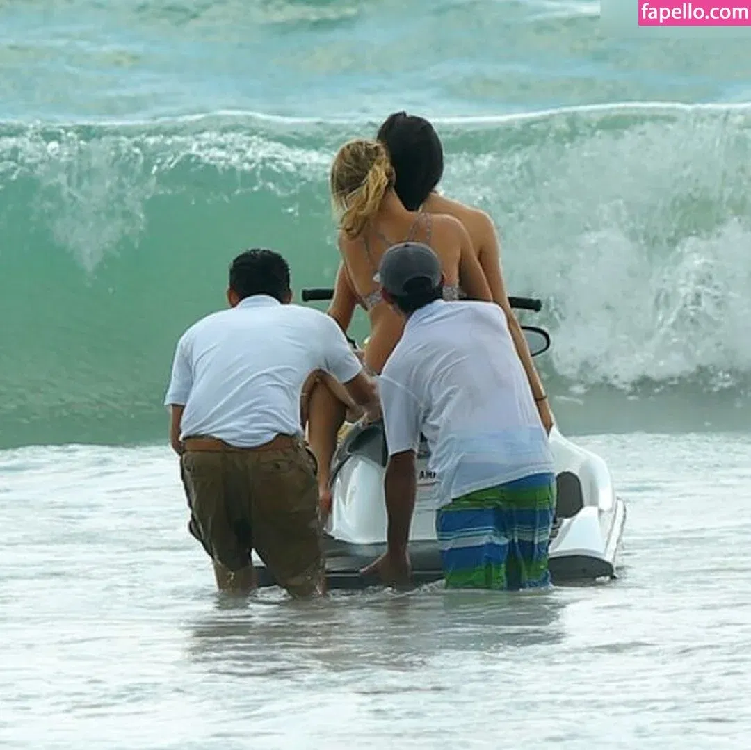 Kylie Jenner Onlyfans Photo Gallery 