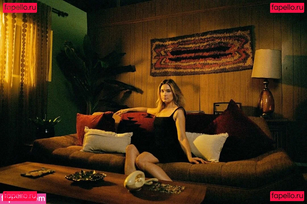 Spencer Grammer Onlyfans Photo Gallery 