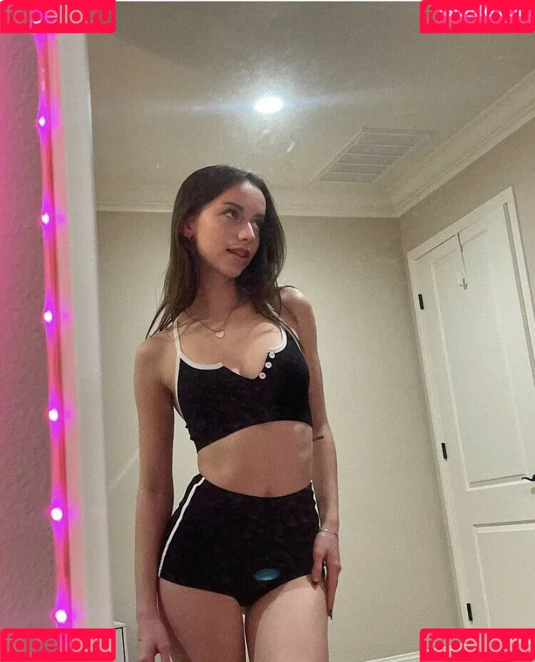 nnayetakk Onlyfans Photo Gallery 