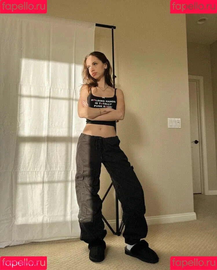 nnayetakk Onlyfans Photo Gallery 