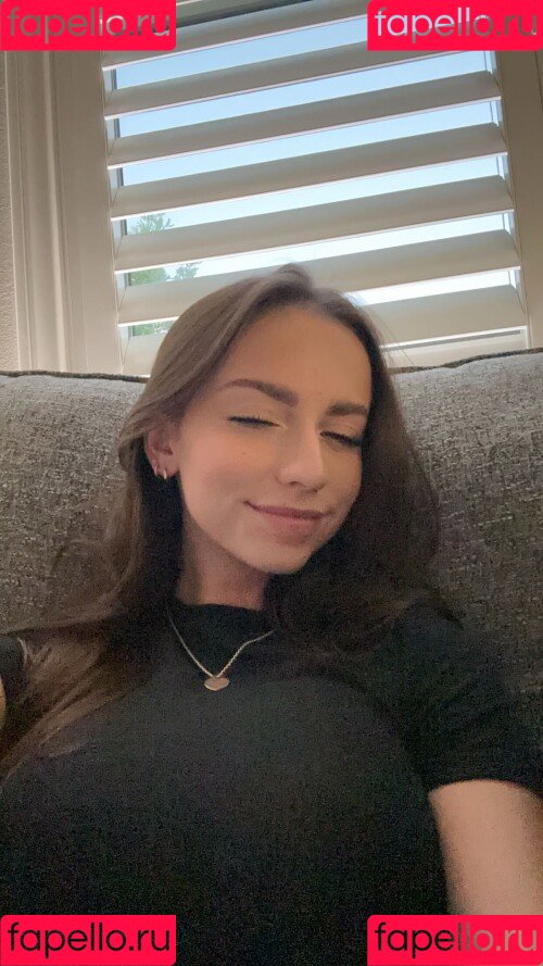 nnayetakk Onlyfans Photo Gallery 