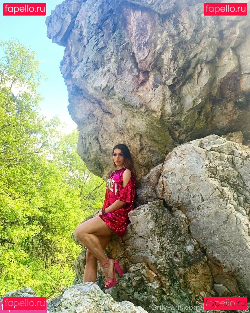 arielllll Onlyfans Photo Gallery 