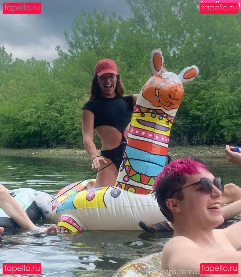 arielllll Onlyfans Photo Gallery 