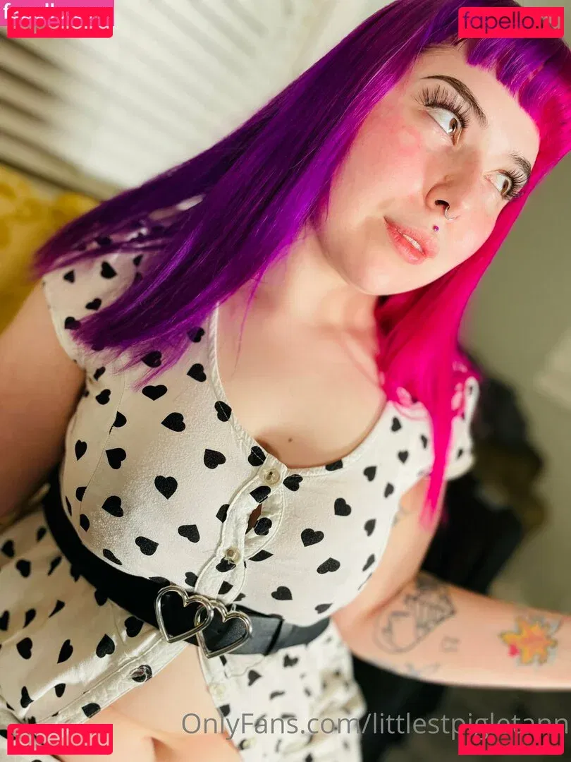 littlestpigletann Onlyfans Photo Gallery 