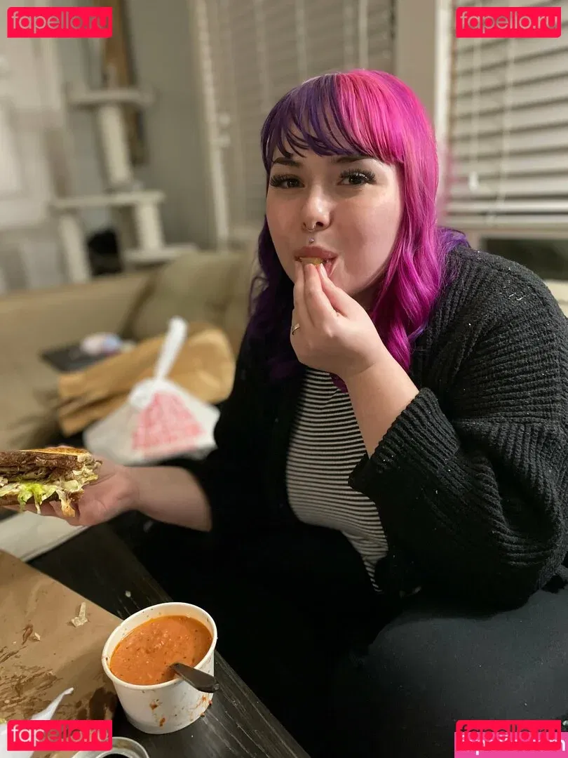 littlestpigletann Onlyfans Photo Gallery 