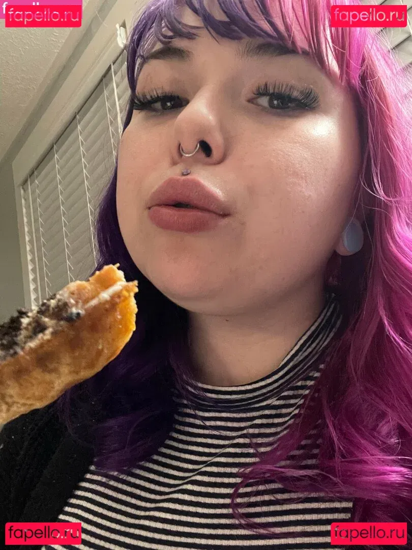 littlestpigletann Onlyfans Photo Gallery 