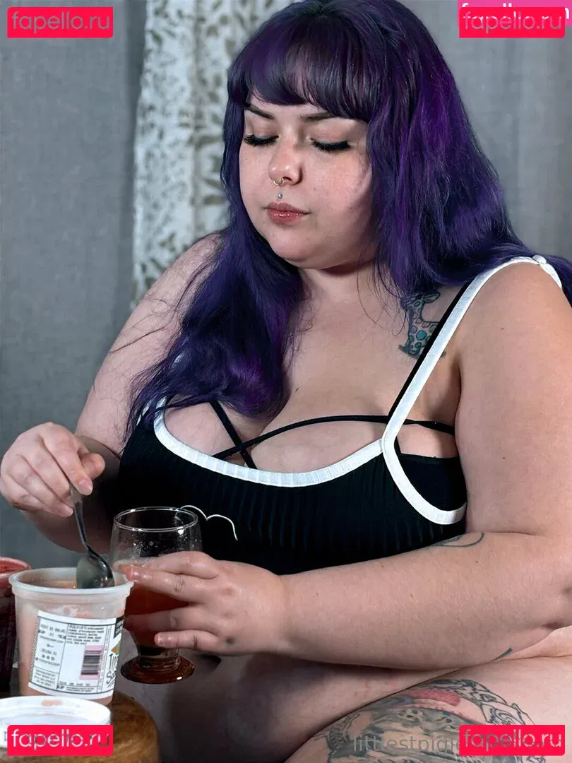 littlestpigletann Onlyfans Photo Gallery 