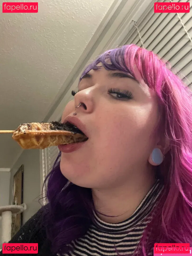 littlestpigletann Onlyfans Photo Gallery 