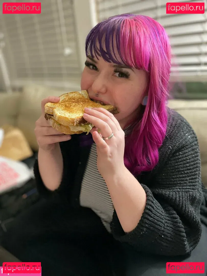 littlestpigletann Onlyfans Photo Gallery 