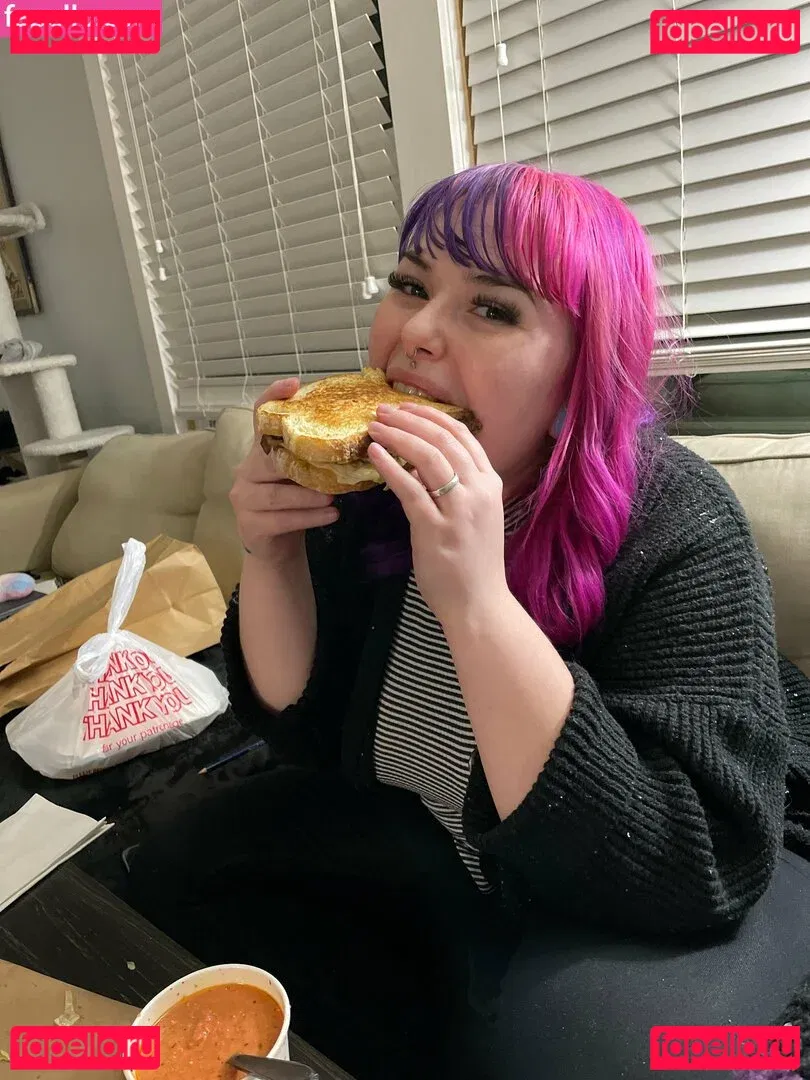 littlestpigletann Onlyfans Photo Gallery 