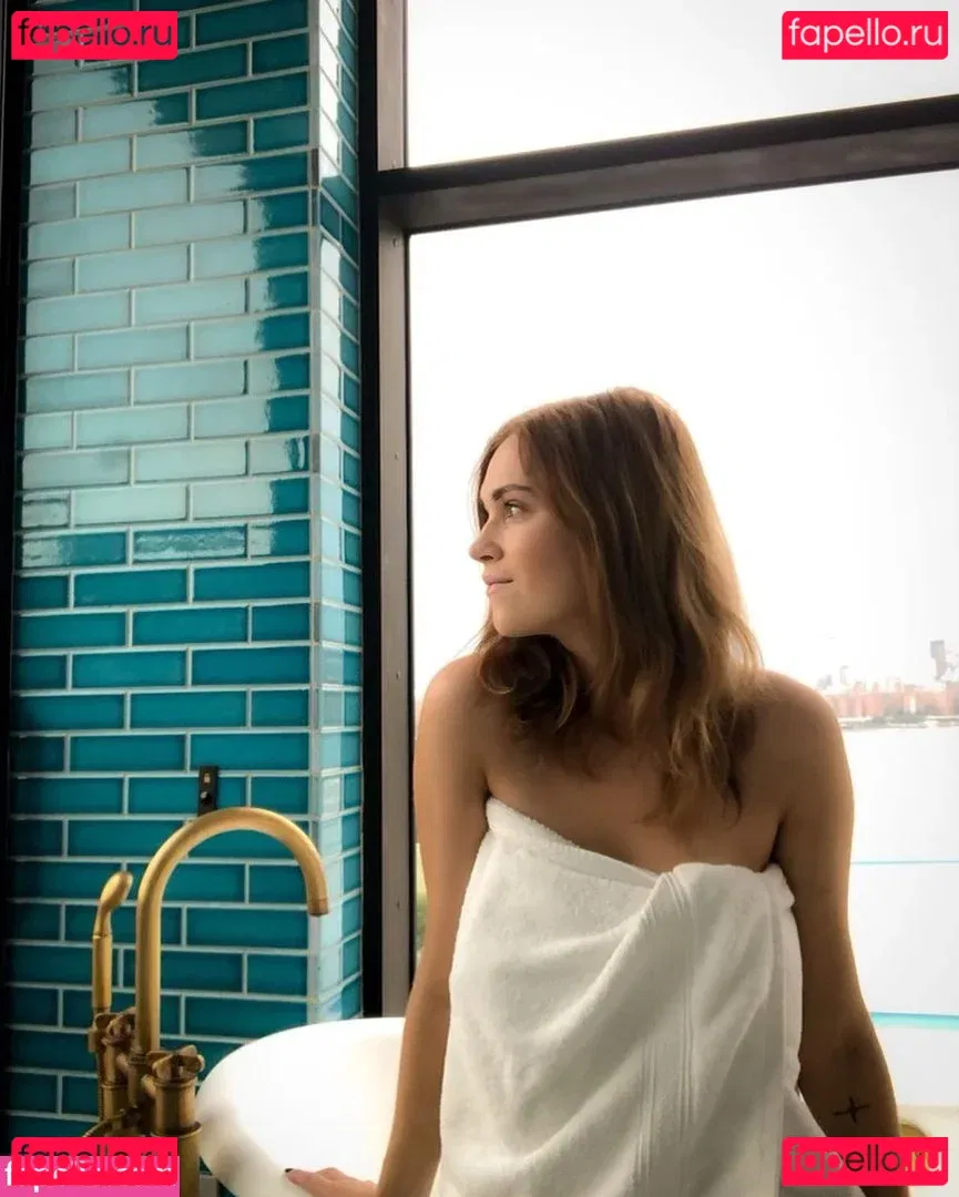 Eliza Taylor Onlyfans Photo Gallery 