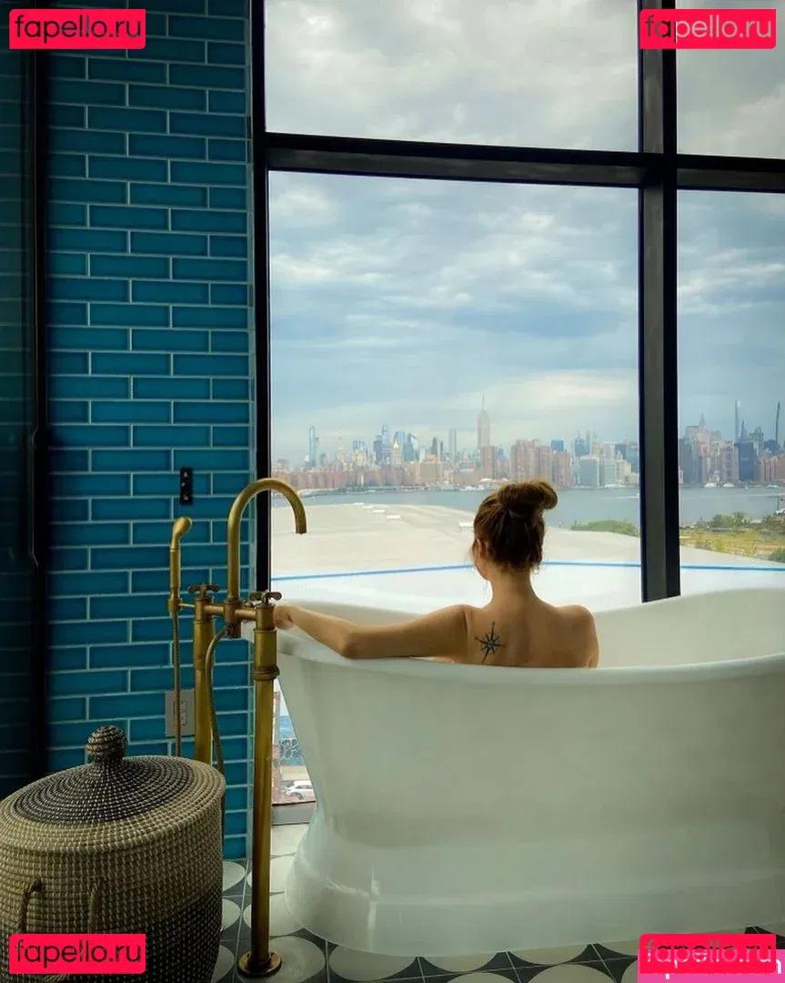 Eliza Taylor Onlyfans Photo Gallery 