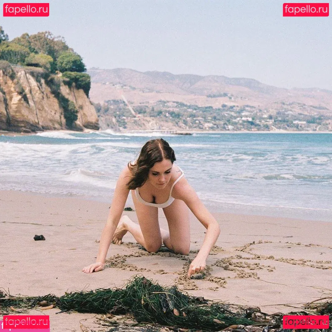 Eliza Taylor Onlyfans Photo Gallery 