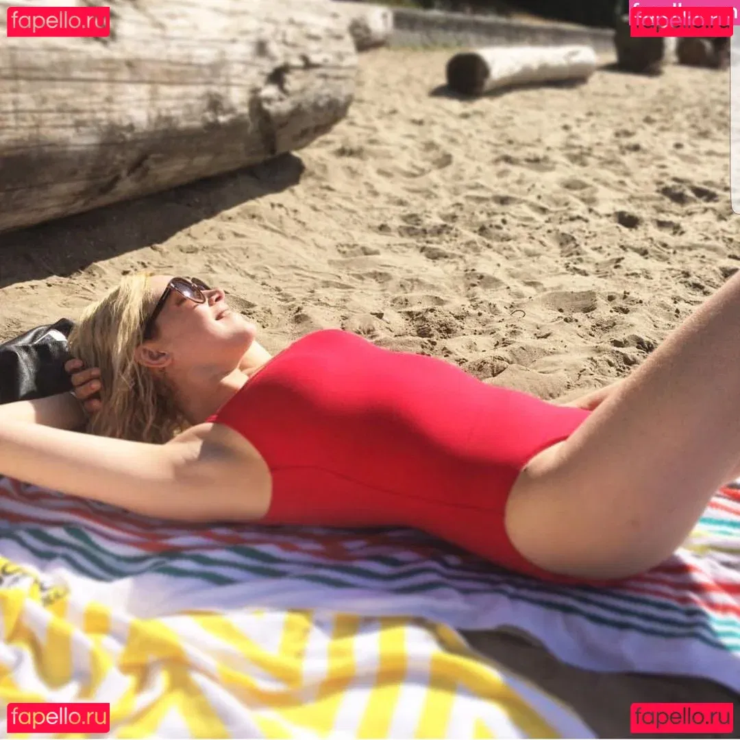 Eliza Taylor Onlyfans Photo Gallery 