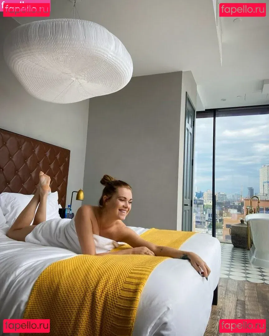 Eliza Taylor Onlyfans Photo Gallery 