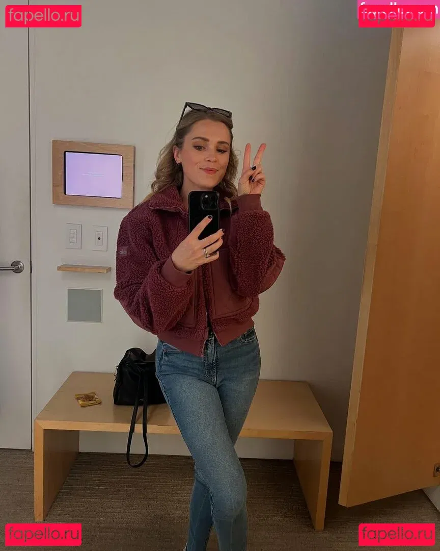 Eliza Taylor Onlyfans Photo Gallery 