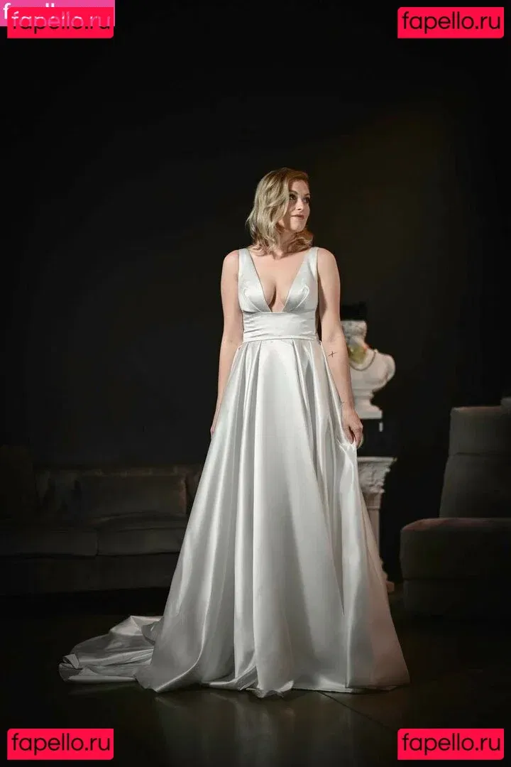 Eliza Taylor Onlyfans Photo Gallery 