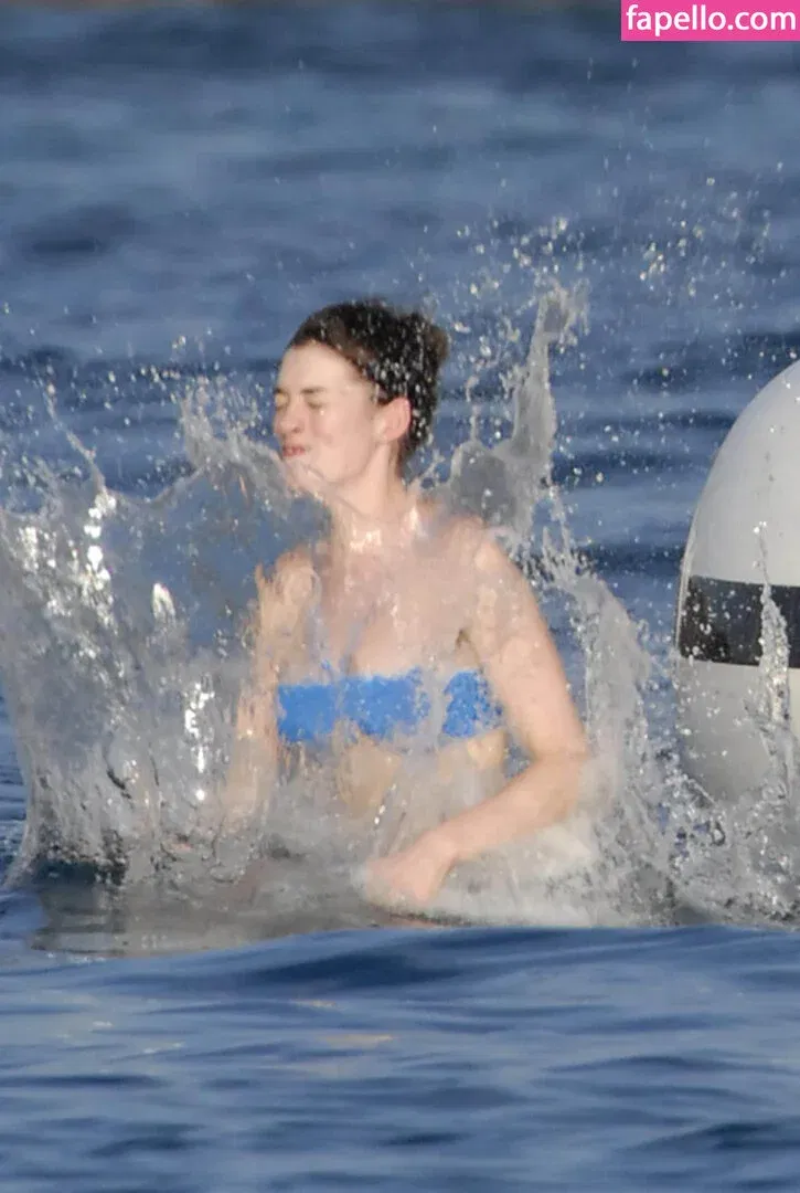 Anne Hathaway Onlyfans Photo Gallery 