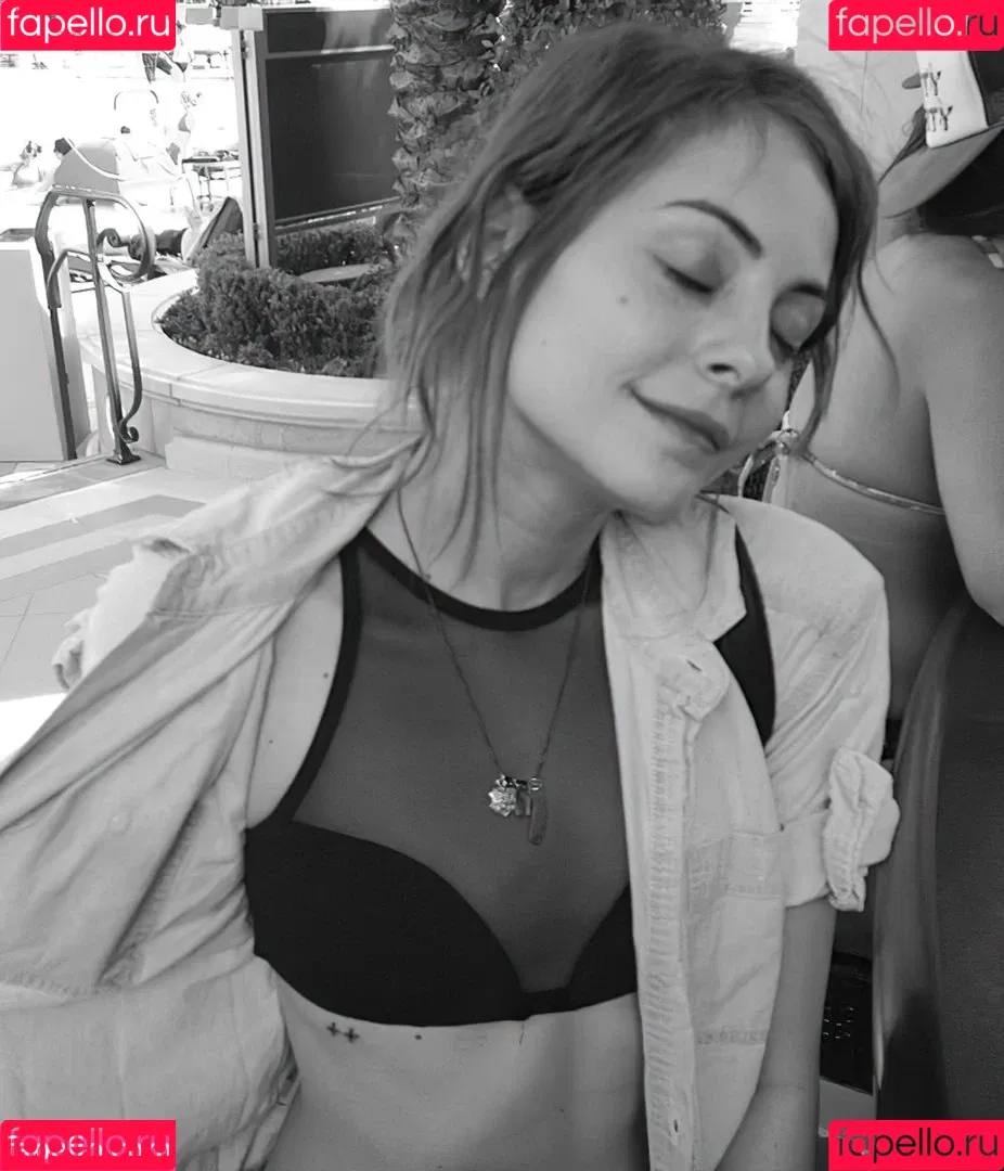 Willa Holland Onlyfans Photo Gallery 