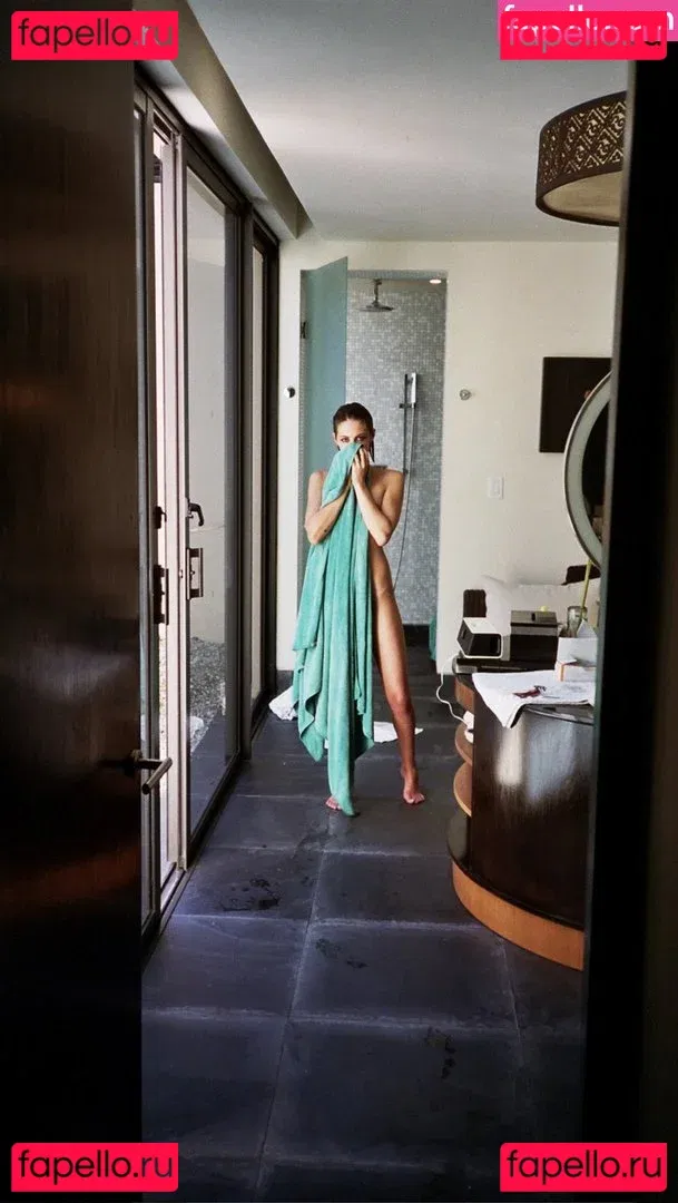 Willa Holland Onlyfans Photo Gallery 