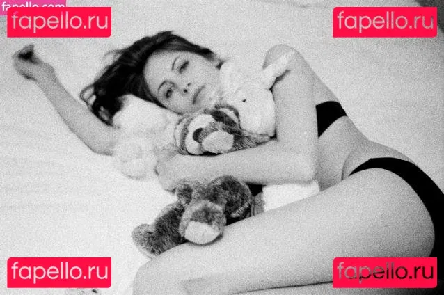 Willa Holland Onlyfans Photo Gallery 