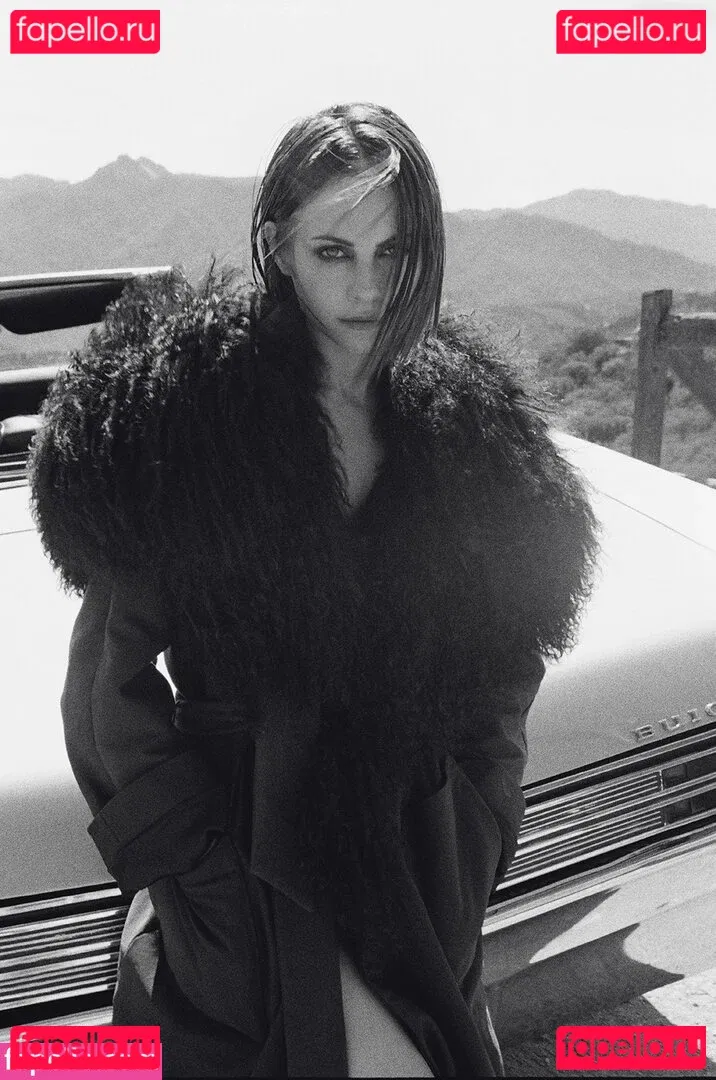 Willa Holland Onlyfans Photo Gallery 