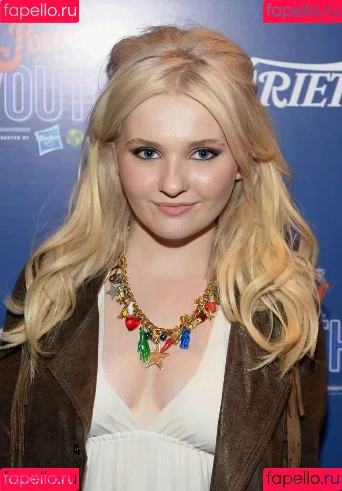 Abigail Breslin Onlyfans Photo Gallery 