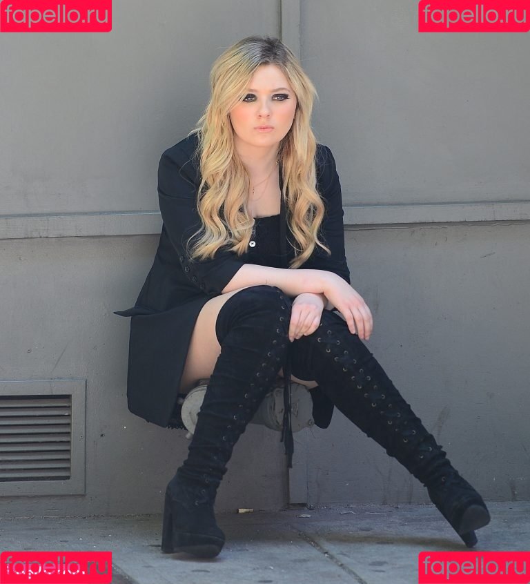 Abigail Breslin Onlyfans Photo Gallery 