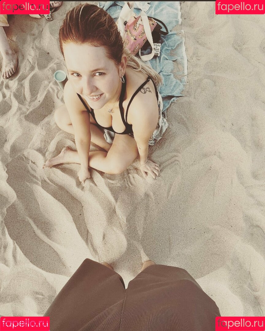 Abigail Breslin Onlyfans Photo Gallery 